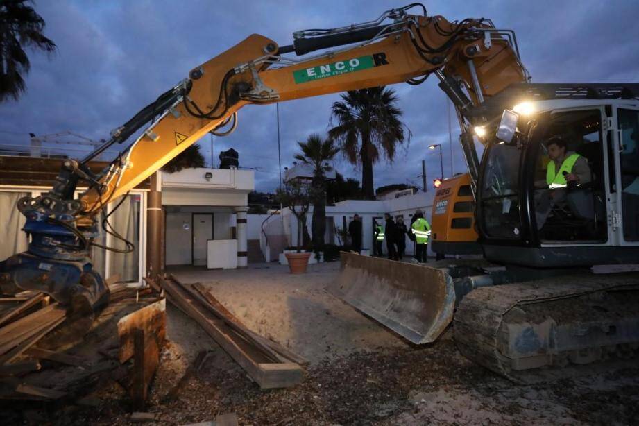 Vallauris-Plage sous les coups des pelleteuses.