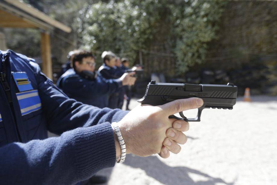 Illustration du stand de tir de la police municipale à Cagnes-sur-Mer où sont formés les agents de Villeneuve-Loubet désormais dotés d'un semi-automatique 9 mm.