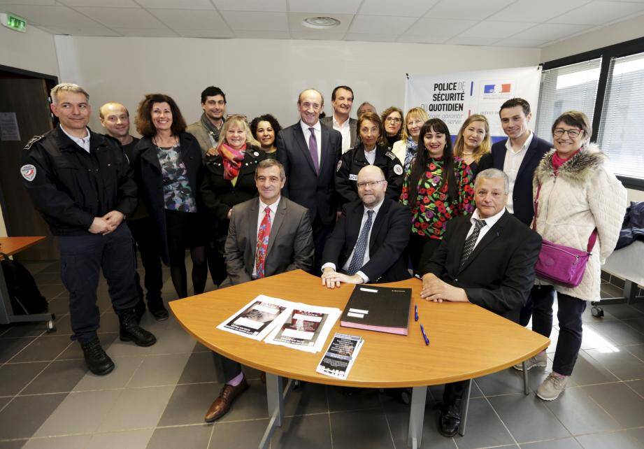 Tous les récipiendaires autour des trois signataires, la directeur de la DDSP Henry Gastets, le sous-préfet Philippe Portal et le président de Le Cap Khémissi Makabrou.