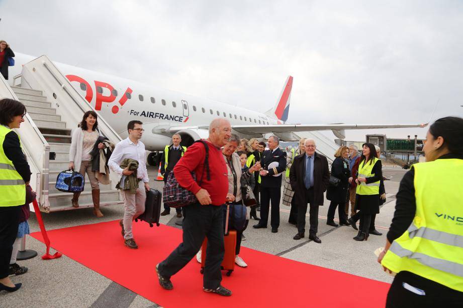 Les premiers passagers en provenance de Roissy ont foulé le sol varois hier. L'appareil était piloté par le commandant de bord Arthur Scherer et son copilote, un Varois d'adoption Jean-Philippe Clerc.