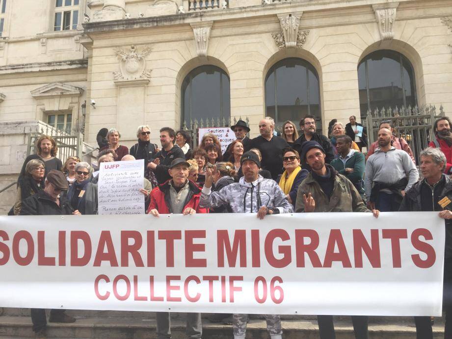 Une cinquantaine de personnes se sont rassemblées devant le palais de justice de Nice.