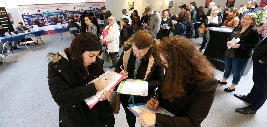 Lors de la « Matinée de l’emploi », jeudi dernier, au centre commercial de Carrefour de Puget, les entretiens se sont multipliés entre employeurs et demandeurs d'emploi.