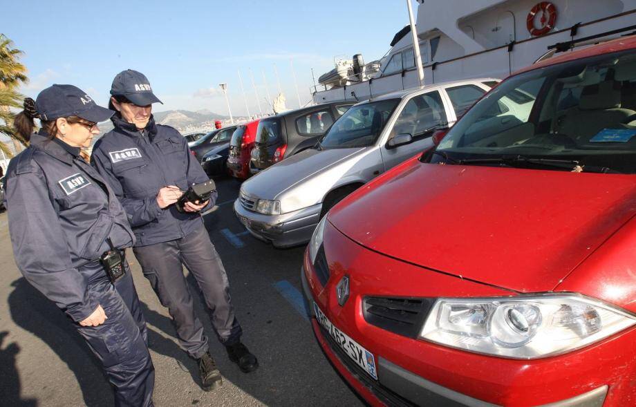 Face au non-respect croissant des zones de stationnement mises en place par la ville, la police municipale doit actuellement multiplier le nombre de PV dressés.