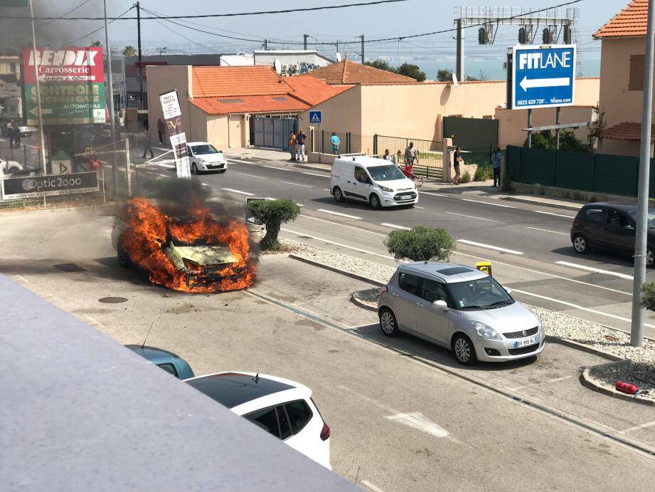 L'incendie a provoqué un important dégagement de fumée. 