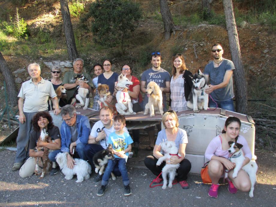 Raymond Bucchianeri, fondateur de l'école des chiots et Marie-José Manfrédini, la responsable ( à G) ont accueilli dimanche matin à Baudouvin une douzaine de chiots de toutes races et leurs maîtres