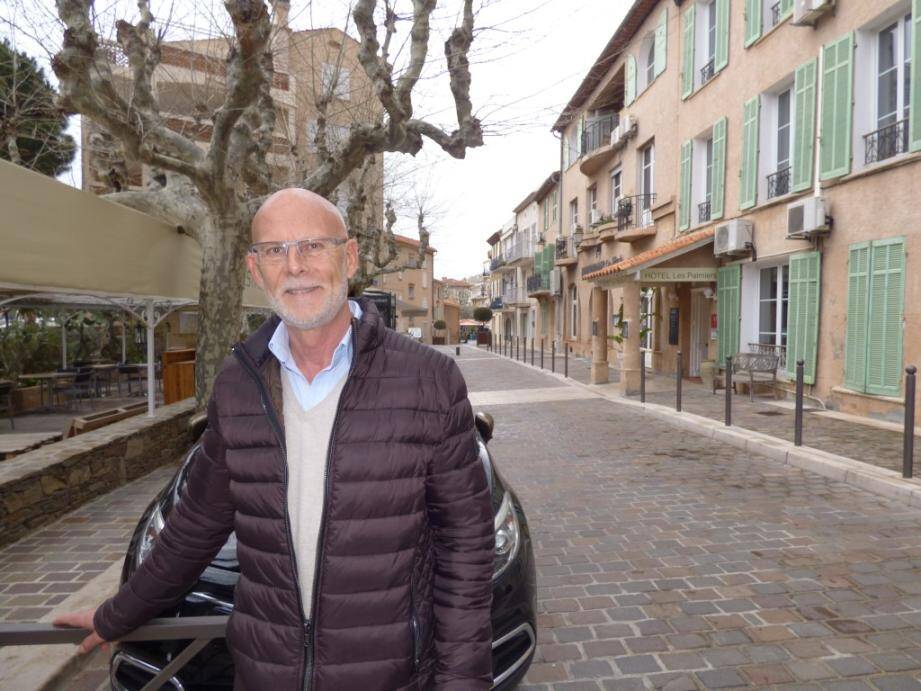 Robert Prades devant la rue Gabriel Péri qui fait partie de l’itinéraire du Dit-Vin Festival.