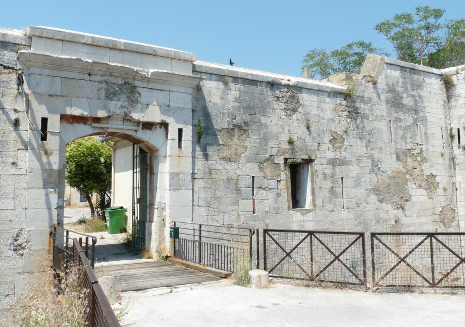 Tombé dans le giron privé, depuis juillet 2015, le devenir du fort du Grand Saint-Antoine et ses abords préoccupent les riverains soucieux de maintenir la préservation environnementale du site.