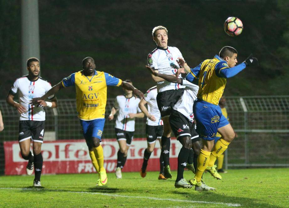 Etoile Fréjus/SaintRaphaëlSporting Toulon malgré la météo, le derby