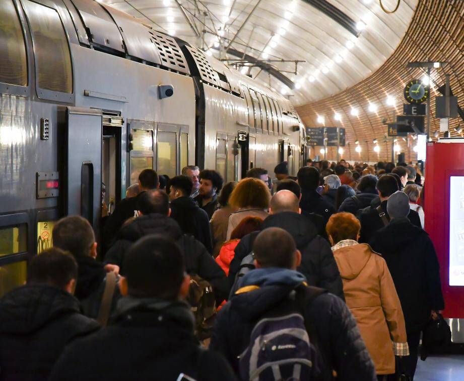 Les quais de gare, comme ici à Monaco, étaient forcément bondés en ce premier jour de grève.