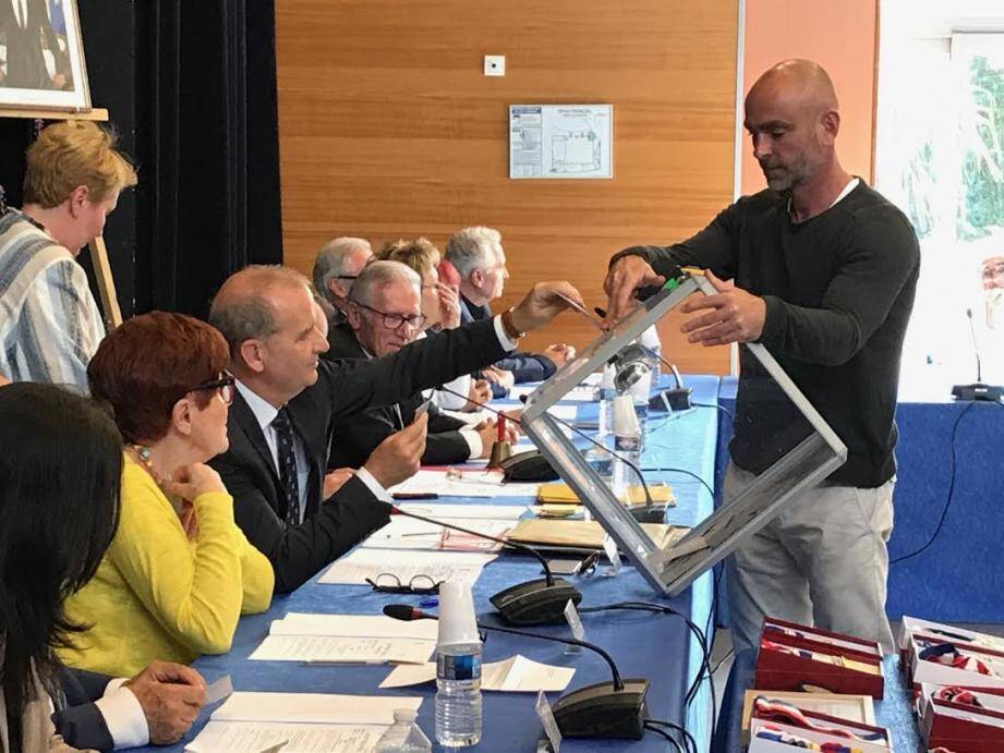 Seul candidat, Thierry Albertini a été élu ce lundi maire de La Valette, au cours d'un conseil municipal extraordinaire.