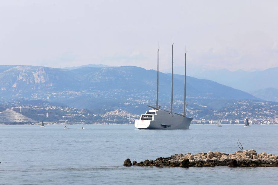 Le super voilier A au large de la cité des remparts, ce samedi 26 mai. 