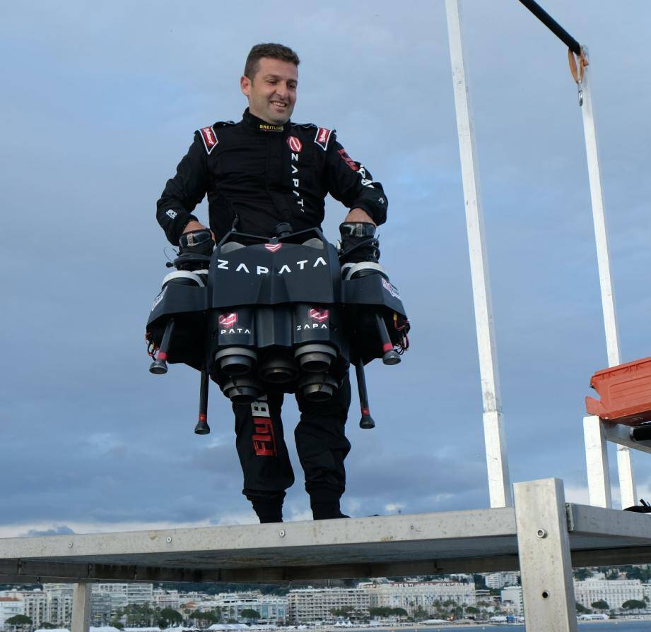 Franky Zapata sur son flyboard.