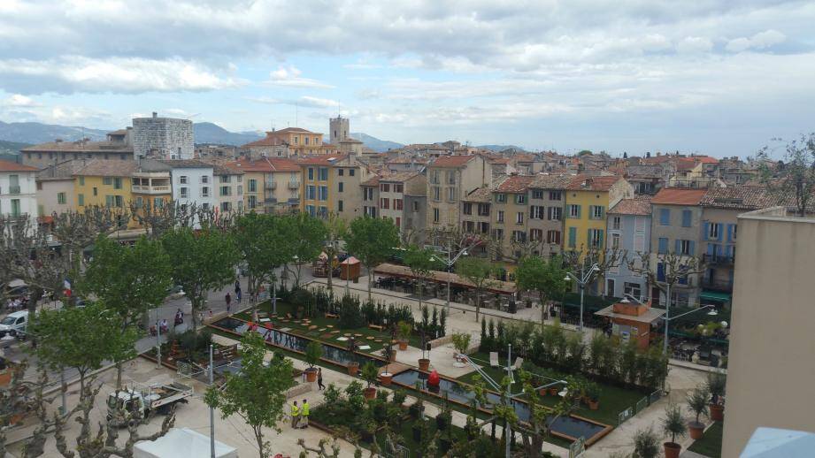 Cette création végétale, place du Grand-Jardin, a été réalisée par le service des espaces verts de la commune et a nécessité trois jours de préparation. Il est «en place» jusqu’à dimanche.