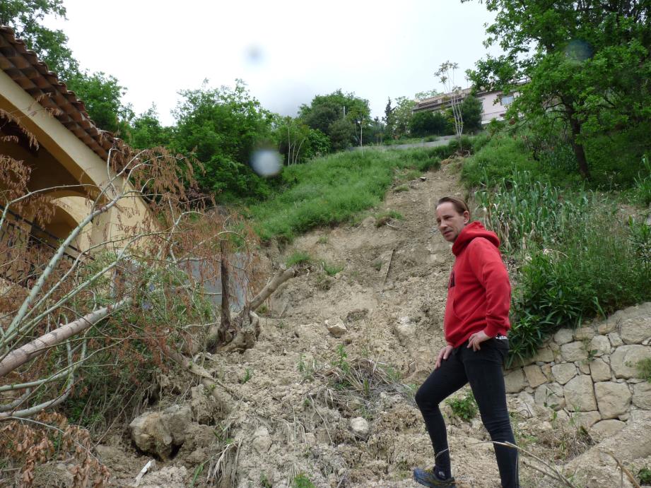 Les travaux suite à l'éboulement de 2014 n'ont pas permis de réaliser "un mur de soutènement, pourtant préconisé par l'expert judiciaire", juste là où la coulée de boue a eu lieu. Sur la pente, une grande partie de trois anciennes restanques, pourtant imposantes, a disparu.