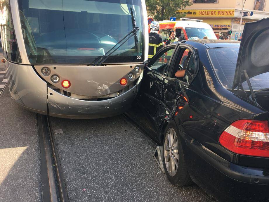 La collision à Nice entre le tram et un véhicule a fait un blessé.