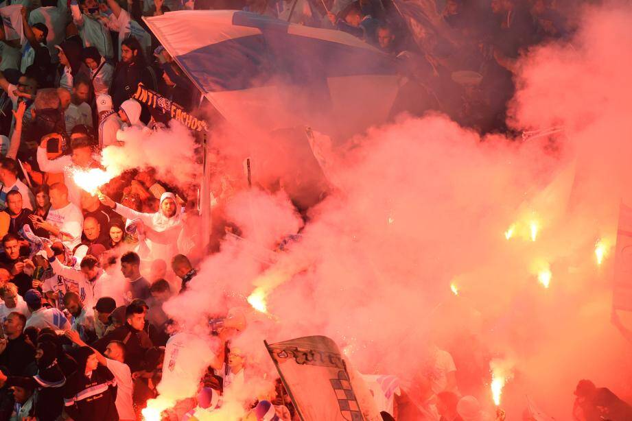 Des fumigènes dans le virage réservé aux supporters marseillais lors de la finale de la Ligue Europa.