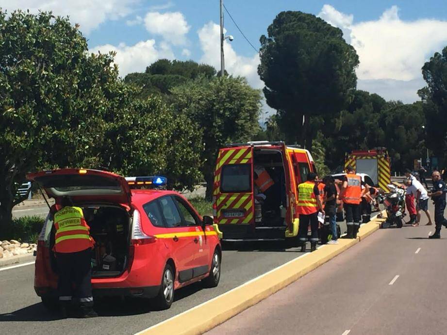 Le motard a été médicalisé sur place puis transporté à l'hôpital Pasteur de Nice.