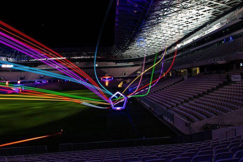 De nuit, les drones en compétition sont identifiables dans la boucle du stade  grâce à leurs signatures lumineuses.