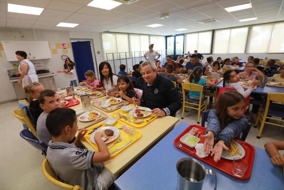 Parents et enfants côte à côte à la cantine scolaire VarMatin