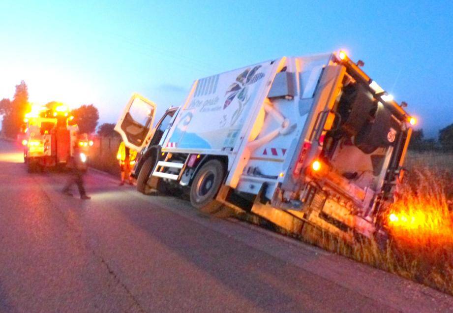 Le camion a été abandonné sur le bas-côté de la route, à Cuers