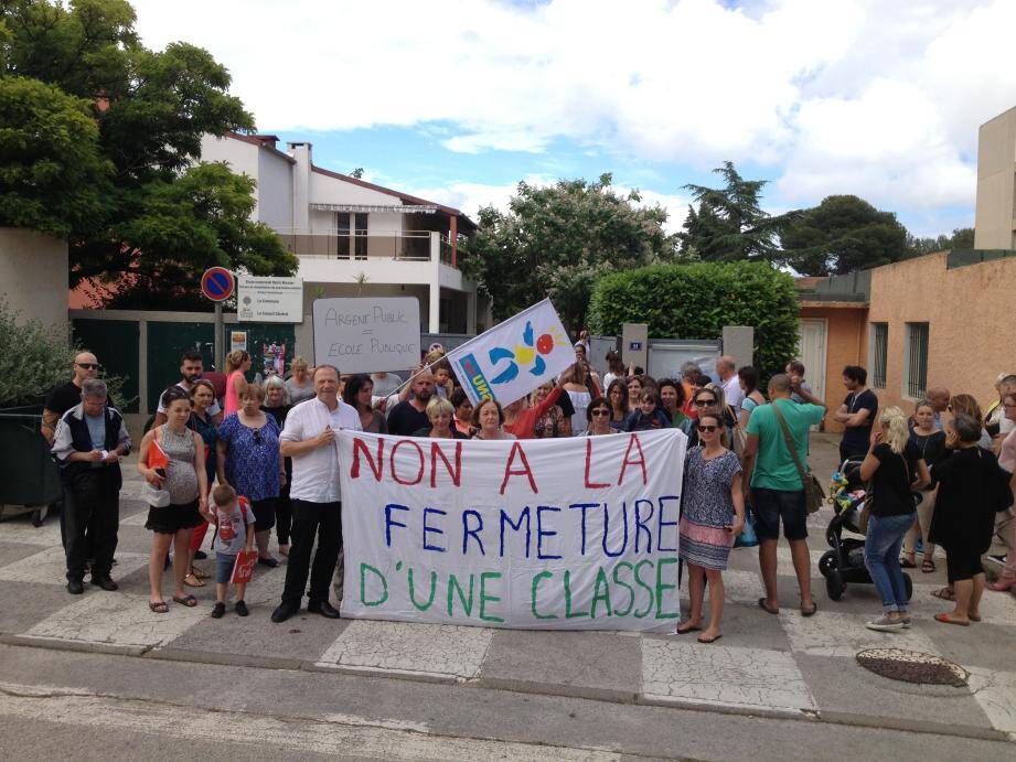 Le 4 juin dernier, des parents d'élèves, de élus de La Seyne et des représentants de syndicats d'enseignants ont manifesté contre la fermeture d'une classe à l'école Marie-Mauron.