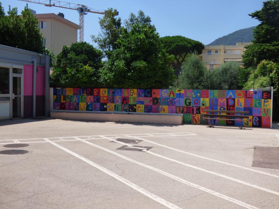 Derrière le mur coloré se trouve le terrain acquis pour créer le centre de loisirs des maternelles.