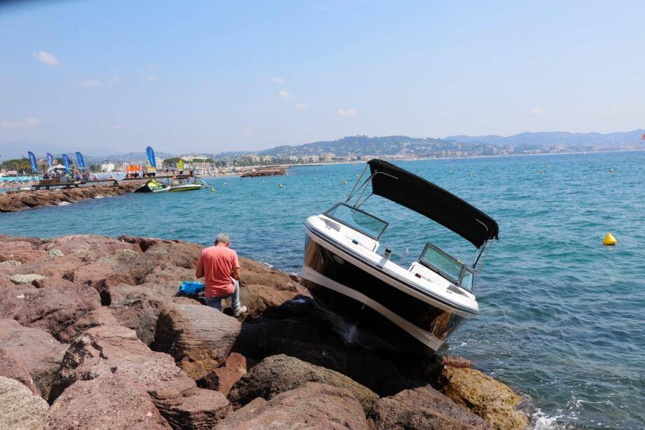 Un Bateau S Echoue Sur Les Rochers Une Personne Legerement Blessee Nice Matin
