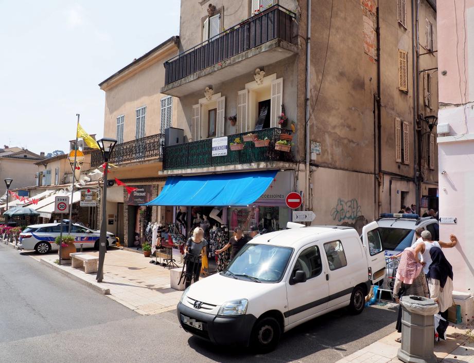 La rue a été coupée afin de permettre aux secours et services de police d’œuvrer.