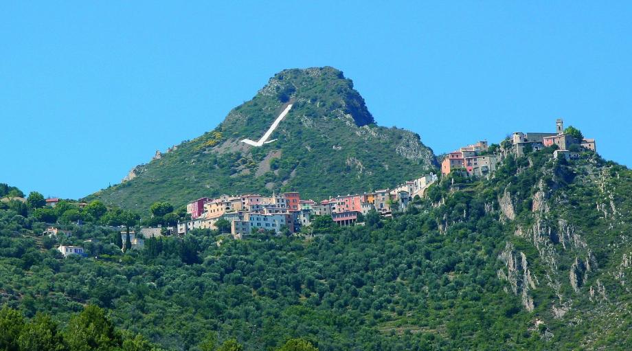 Surplombant le village de Bonson, cette mystérieuse flèche blanche est visible depuis le bord de mer. 