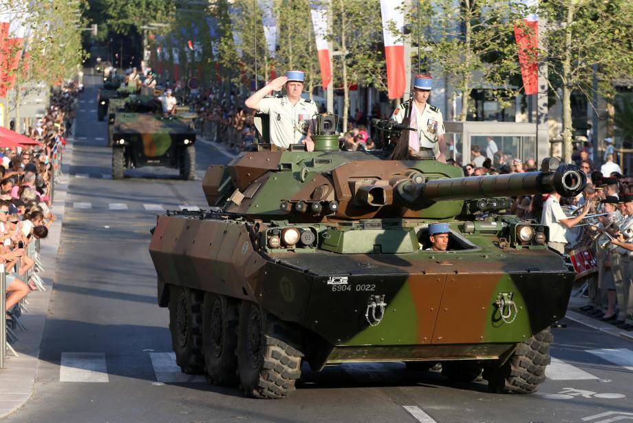 Le défilé militaire du 13 juillet s'est déroulé en présence des autorités civiles et miltaires, ce vendredi soir, sur le Boulevard Clémenceau à Draguignan.  