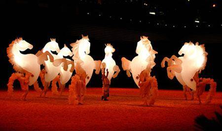 Une chevauchée fantastique de marionnettes aériennes de plus de 3,5 mètres de haut : le spectacle de la compagnie Les Quidams sera proposé dans le cadre d'hippodrome en fête mercredi soir.