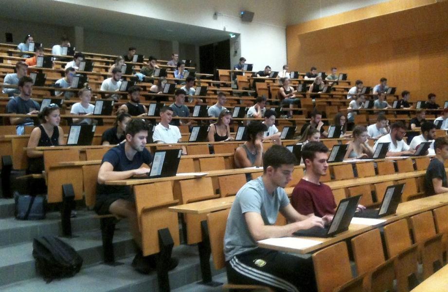 Ils sont 160 étudiants en L1 au Staps (fac des sports) à avoir joué les cobayes en passant des épreuves de « compétences transversales » sur des portables. « À la rentrée, ces examens en ligne concerneront les étudiants en L1 » annonce Martial Bouillin, directeur général adjoint de l'Université de Nice Sophia-Antipolis en charge du numérique.