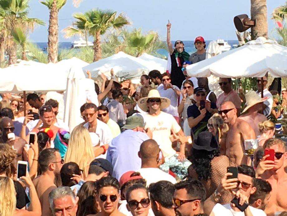 Le fils de Donald Trump au Nikki Beach (avec un sombrero au centre).