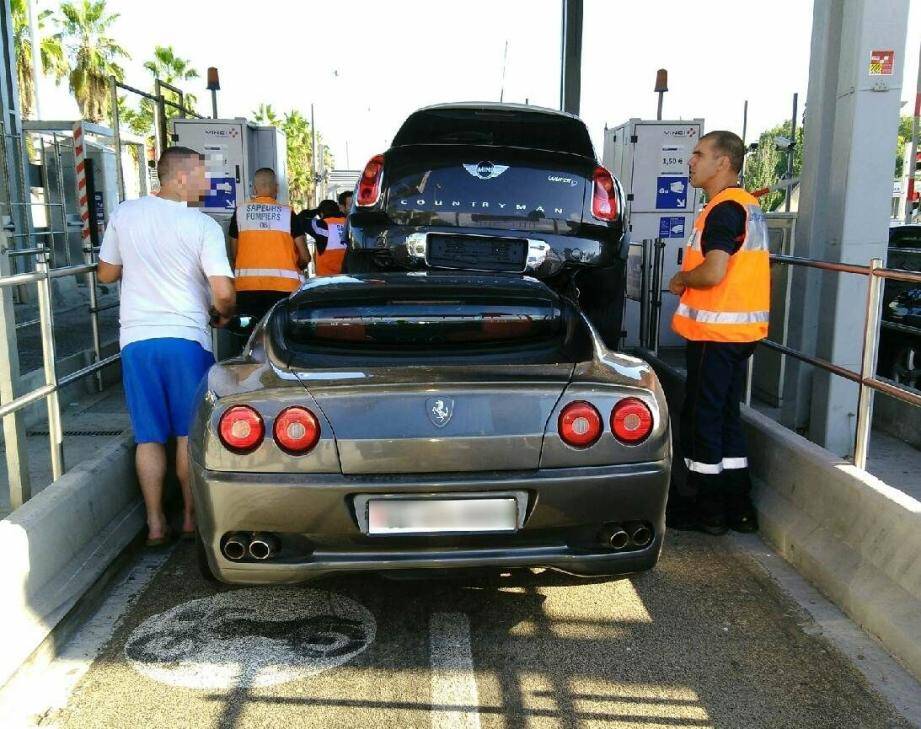 La Mini Cooper s'est retrouvée en fâcheuse posture.