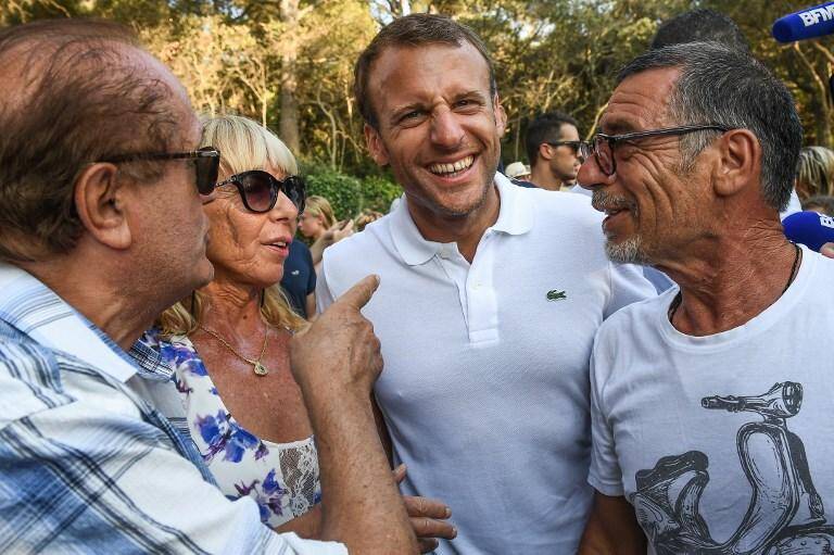 Emmanuel Macron lors d'un bain de foule dans le Var.