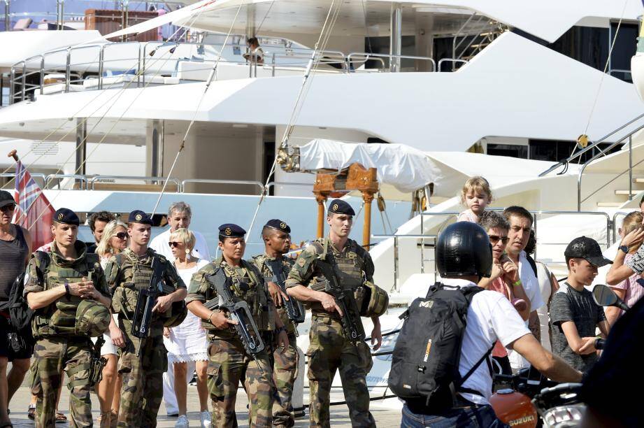 Hier, les militaires de l'opération Sentinelle ont patrouillé toute la matinée sur le marché et sur le port de Saint-Tropez.