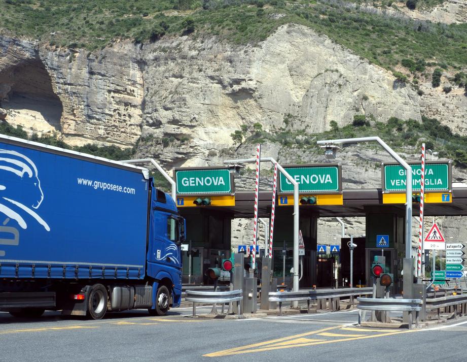 Pour contourner Gênes, les transporteurs routiers venant de France sont astreints à des détours de 3 à 5 heures par aller-retour. à moins, comme la société d'Herbert (ci-dessous), de faire acheminer certains de ses camions par ferry.