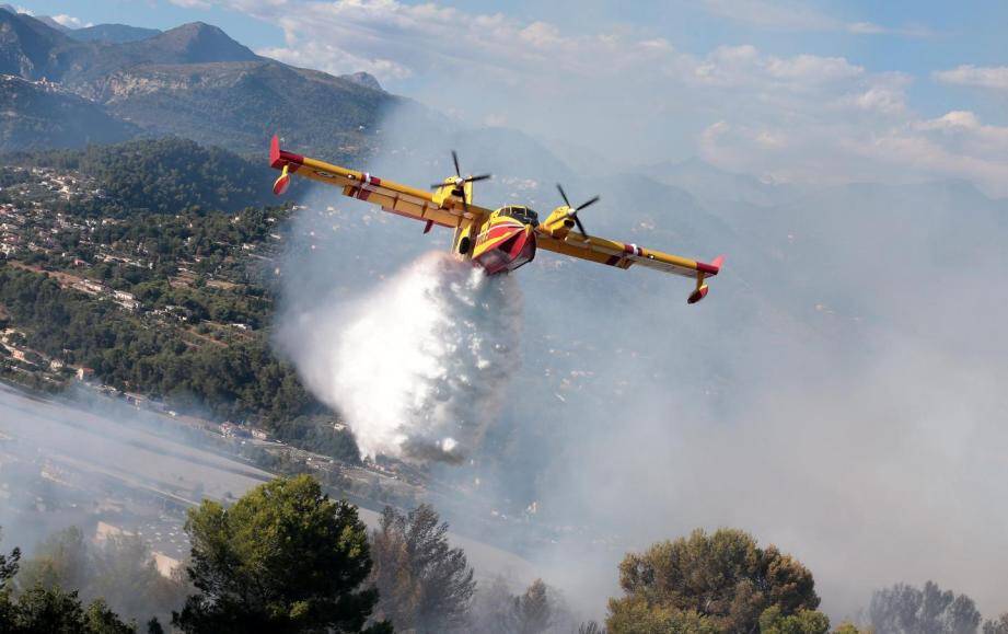 Un Canadair en action lors d'un incendie à Cannes l'an dernier.