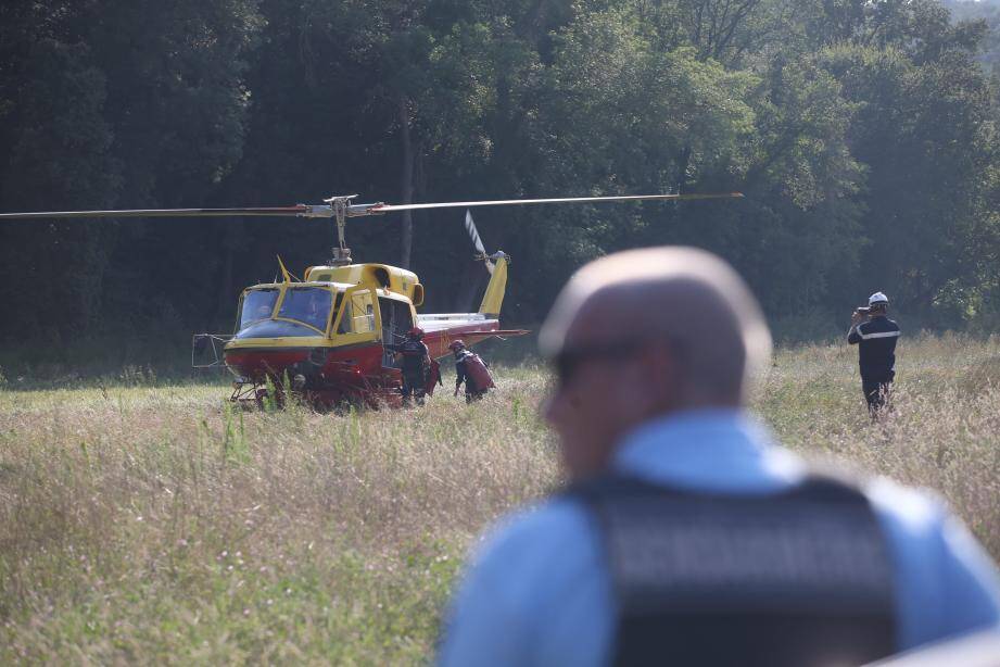 Deux hélicoptères bombardiers d’eau ont été envoyés dans cette zone difficile d'accès.