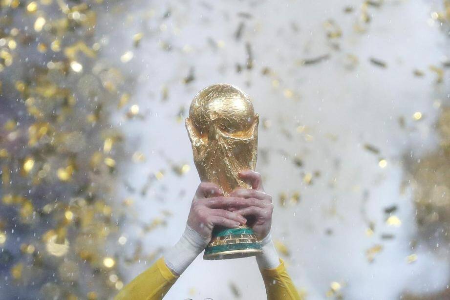 Hugo Lloris tient à bout de bras le trophée de la Coupe du monde. 