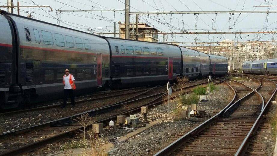 Le train est sorti de sa voie à son arrivée en gare de St-Charles. 