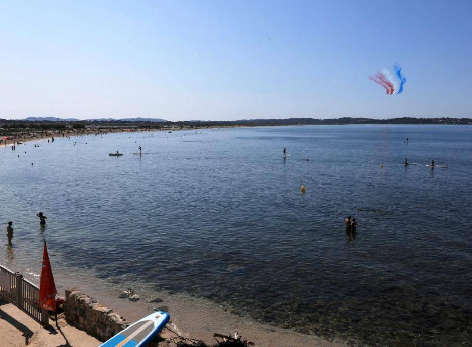 Départ de la Patrouille de France au-dessus de la plan d'eau hyérois, ce jeudi 16 août.