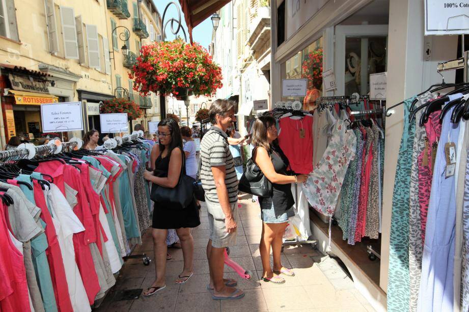 Préparer vos sacs et cabas ! La grande braderie est de retour dès demain. Le plaisir de faire des bonnes affaires, en flanant dans le cœur de la cité des Remparts.