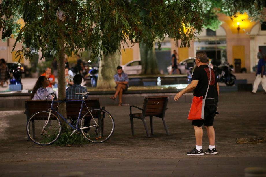 Des bandes diverses, structurées et parfois d’opportunité se succèdent pratiquement toute la journée à l’ombre des arbres de la place Garibaldi.