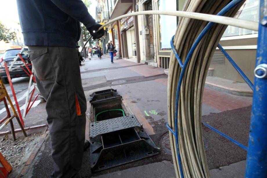 Mise en place d'un fibre optique.