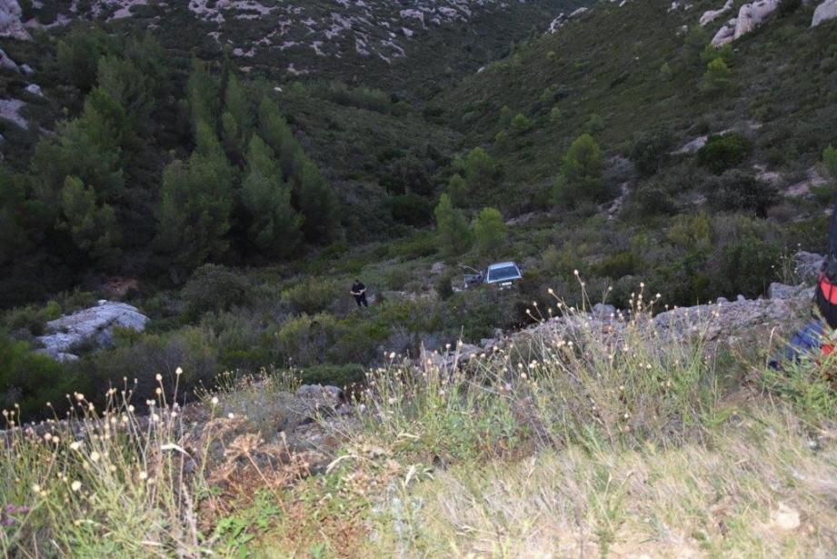 Rapidement arrivés sur les lieux indiqués, en contrebas de la route, les deux policiers ont très vite identifié un véhicule qui avait dévalé la pente escarpée et devant lequel trois personnes essayaient de raisonner un homme armé d'un couteau.