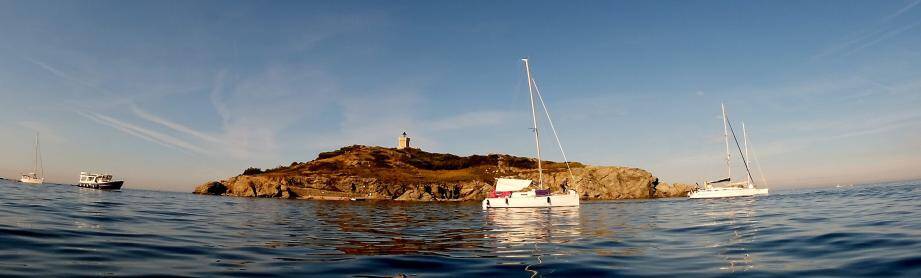 A dix minutes de bateau du port de la Coudoulière, le Grand Rouveau fait partie de l'archipel des Embiez. Propriété du Conservatoire du littoral depuis 2000, l'île est gérée par la Ville de Six-Fours, avec le soutien de l'initiative des Petites Îles de Méditerranée.	