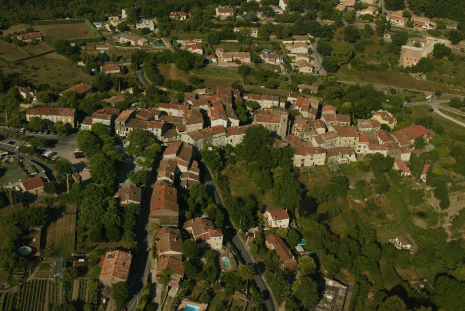 L'épicentre a été situé à quelques kilomètres au nord du village de Saint-Paul-en-Forêt.