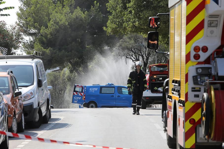 Les pompiers ont déployé une lance "queue de paon" afin de sécuriser la fuite de gaz et ainsi éviter tout risque d'embrasement.