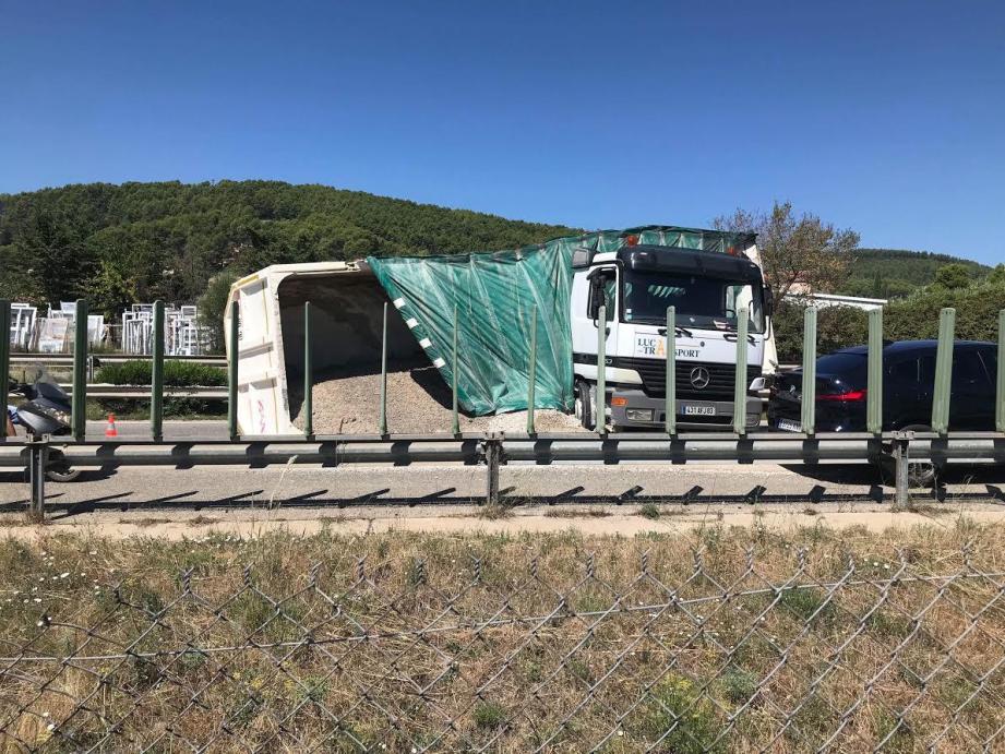 Au niveau de la circulation, les automobilistes ont dû contourner le véhicule accidenté avant que des opérations d'enlèvement ne soient engagées et ne nécessitent éventuellement une régulation des passages routiers sur place.